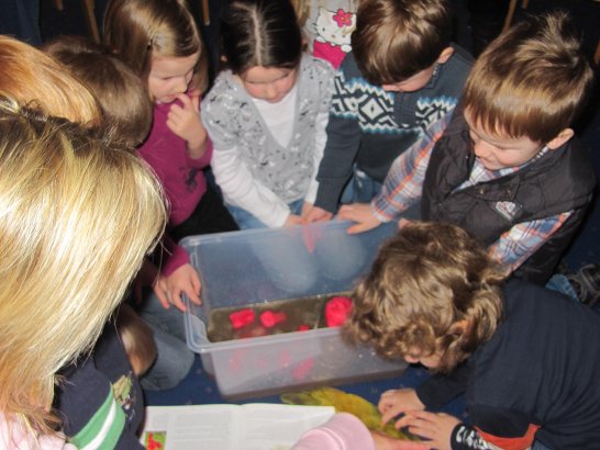 Mutter und Kind kneten ein Haus